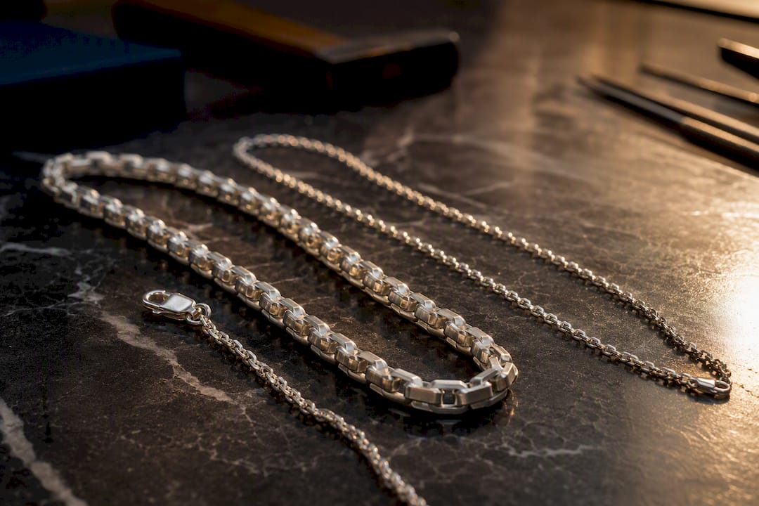 Comparison of 925 and 999 silver chains