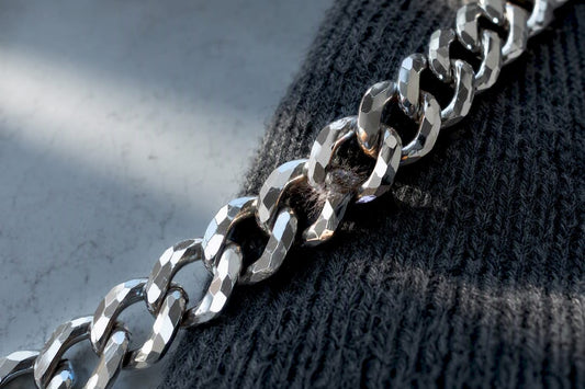 Faceted chain link catching fine jumper fibres