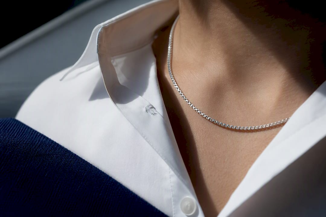 Close-up of silver box chain links