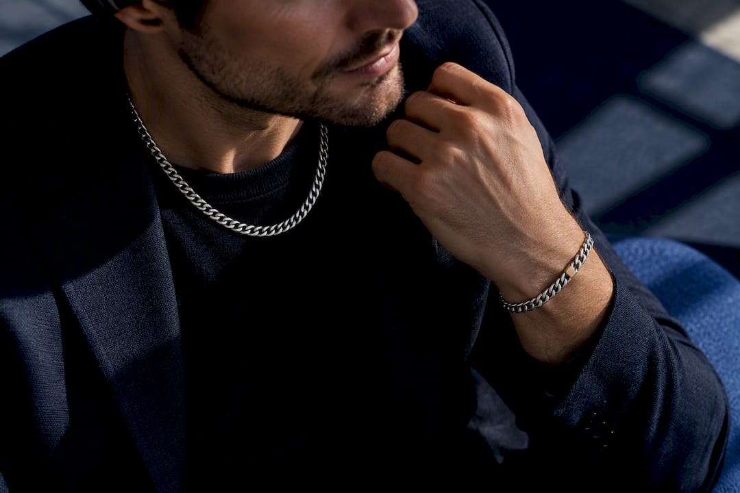 Coordinated silver chain and bracelet details